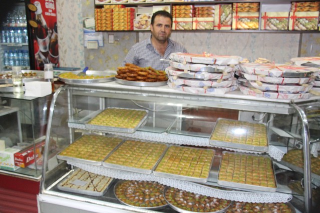 Temeş Pastanesi, Nihat Usta, Ramazan Bayramı’nın milletimizin diriliğine, mazlumların kurtuluşuna, insanlığın huzur, barış ve hidayetine vesile olmasını dileriz.
