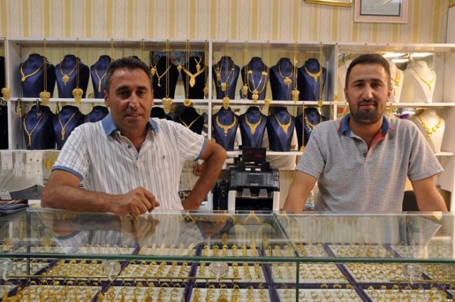 EYÜP KUYUMCULUK - NEJDET UCA: Küskünlerin barıştığı, sevenlerin bir araya geldiği, rahmet ve şefkat dolu günlerin en değerlilerinden olan Kurban Bayramınız kutlu olsun.