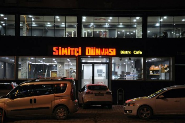 SİMİTÇİ DÜNYASI: Bugün dualarınızı her zamankinden daha çok yapın, koruyucu meleklerini avuçlarınızın içine çiçekler döksün, kalplerinize bedeninize ilham versin. Bayramları en hayırlı şekilde geçirmeyi nasip etsin bizlere. Kurban bayramınızı kutlarım.