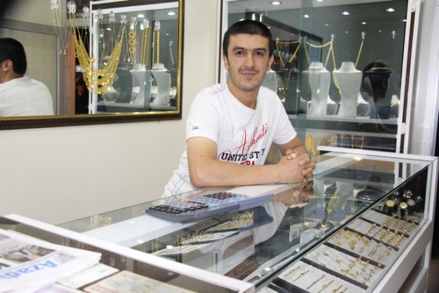 Almira Kuyumculuk, Uğur Pekşen, Benim ömrümde ırmaklar vardır, sularında hayallerimi yüzdürdüğüm, benim ömrümde sevdiklerim vardır, bayramlar ayrı geçince üzüldüğüm. Ramazan Bayramınız Kutlu Olsun!