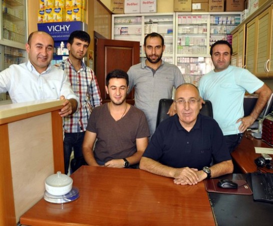 ALİ ECZANESİ ALİ DOĞUELİ: Tüm insanlar neşe ve mutluluk denizinde yüzsün. Bugün sevinç günü, kederleri bir yana bırakıp mutlu olalım. Ramazan Bayramı.nı doya doya yaşayalım. Hayırlı bayramlar!