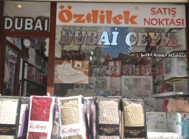 DUBAİ ÇEYİZLİK:

Küskünlerin barıştığı, sevenlerin bir araya geldiği, rahmetle ve şefkatle dolu günlerin en değerlilerinden olan Kurban Bayramınız kutlu olsun.