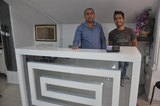 ARENA PARK KOTON BAYİSİİ FAHRETTİN TÜNER:
Yüreğine damla damla umut, günlerine bin tatlı mutluluk dolsun. Sevdiklerin hep yanında olsun, yüzün ve gülün hiç solmasın. Bayramın kutlu olsun…