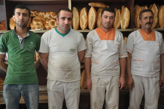 BEREKET EKMEK FABRİKASI HALİL KURT:
Tüm yürekler sevinç dolsun, umutlar gerçek olsun,acılar unutulsun,dualarınız kabul ve bayramınız mübarek olsun.