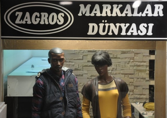 ZAGROS MARKALR DÜNYASI MAHMUT MACİT:
En güzel Anıları birlikte paylaşmak dileği ile en güzel hatıraları bu bayramda tazelemek dileği ile mübarek Kurban bayramınızı kutlarız.