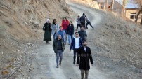 Yüksekova’da Öğretmenler 15 Kilometre Yürüyerek Velileri Evlerinde Ziyaret Etti