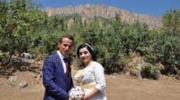 Balkaya Dağların eteklerinde rekli bir düğün