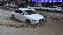 Yüksekova'da Aniden Bastıran Yağmur Caddeleri Gölete Çevirdi
