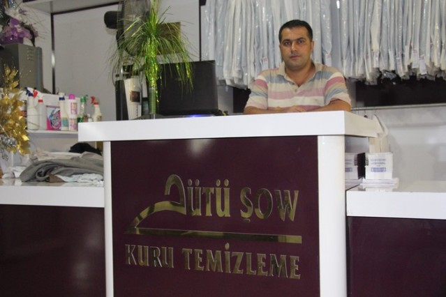 Ütü Şow, Sami Dara, Benim ömrümde ırmaklar vardır sularında hayallerimi yüzdürdüğüm, benim ömrümde sevdiklerim vardır bayramlar ayrı geçince üzüldüğüm. Bayramınız mübarek olsun!