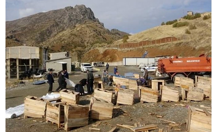 Şemdinli'de Sokak Hayvanları İçin Kulübeler Yapıldı