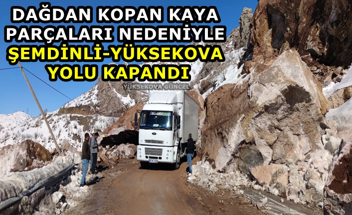 Dağdan kopan kayalar Şemdinli yolunu ulaşıma kapattı