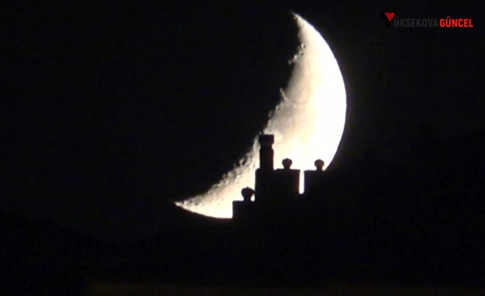 Yüksekova'da 'Yarım Ay' hayran bıraktı