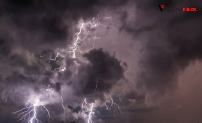 Halı sahaya yıldırım düştü, 5 kişi öldü