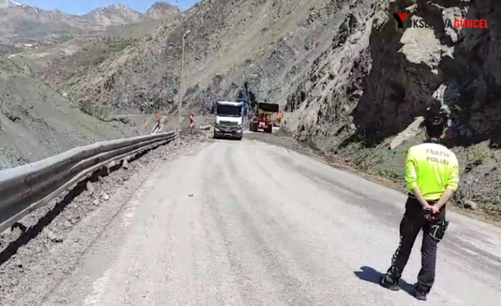 Yüksekova yoluna inen kaya parçaları ekipler tarafından temizleme çalışmalarına başlandı