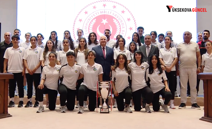 Bakan Güler Yüksekova Belediye Sporun Kadın Futbolcularını Ağırladı