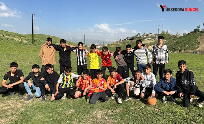 Yüksekova Esentepe Mahallesi: Boş arazide kıran kırana top oynayan gençler futbol sahası istiyor