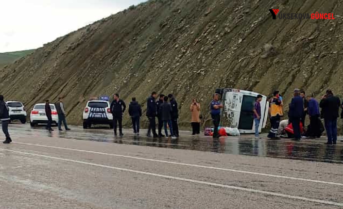 Yüksekova-Van yolunda minibüs yan devrildi: 3 Yaralı