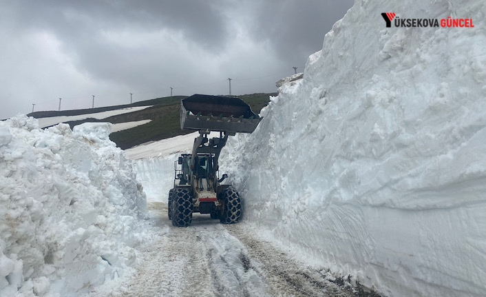 Yüksekova’da mayıs ayında karla mücadele çalışması devam ediyor