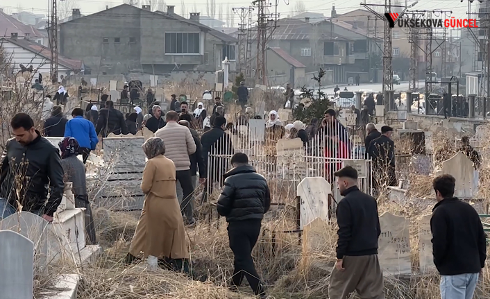 Yüksekova’da vatandaşlar mezarlıklara akın etti