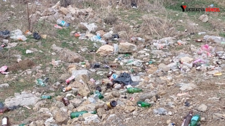 Hakkari’de piknik alanları duyarsız piknikçiler tarafından çöplüğe döndü