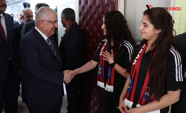 Bakan Güler, Yüksekova Kadın Futbol Takımıyla Buluştu