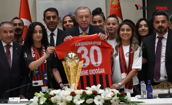 Cumhurbaşkanı Erdoğan, Yüksekovaspor Kadın Futbol Takımı'nı Ağırladı