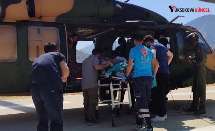 Şemdinli'de Helikopter Ambulans 27 haftalık doğum riski taşıyan hamile kadın için havalandı