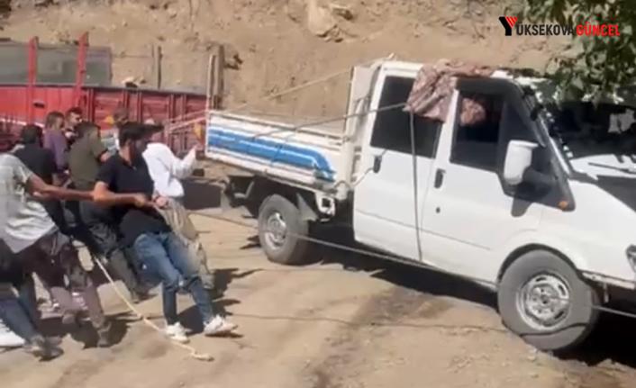 Şemdinli'de Kamyonet Uçurumdan Böyle Kurtarıldı: Vatandaşların Halatlı Operasyonu Kamerada