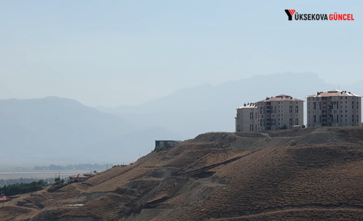 Yüksekova'yı Toz Bulutu Kapladı: Cilo Dağları Gözden Kayboldu