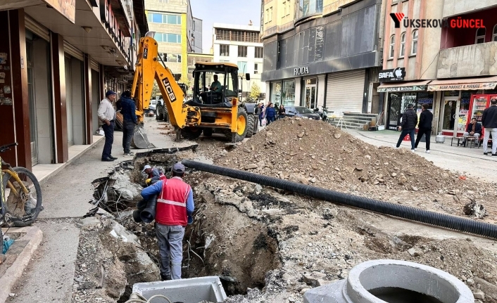 23 Nisan Caddesi’nde zarar gören kanalizasyon hattı onarıldı