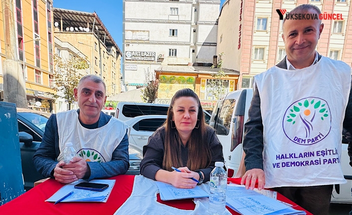 DEM Parti Yüksekova'da Barış İçin İmza Kampanyası Sürüyor: “Talepler TBMM'ye İletilecek”