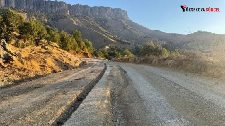 Hakkari’de 2 sene önce yapılan yol döküldü