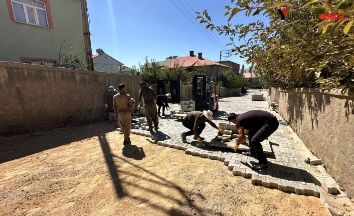 Yüksekova Belediyesi’nden Eski Kışla Mahallesi’ne Kilitli Parke Taşı Çalışması
