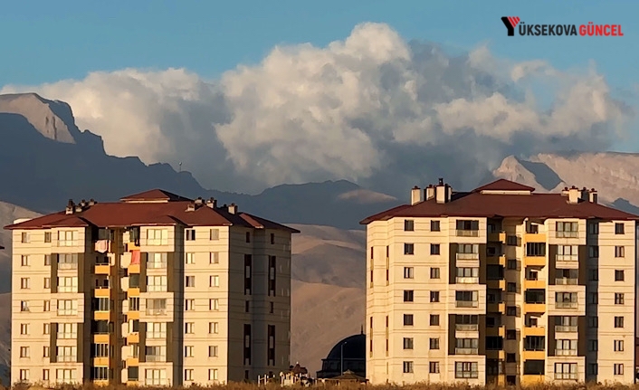 Yüksekova Cilo dağının üzerine çöken bulutlar güzel görüntüler oluşturdu