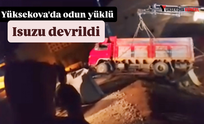 Yüksekova'da odun yüklü Isuzu devrildi