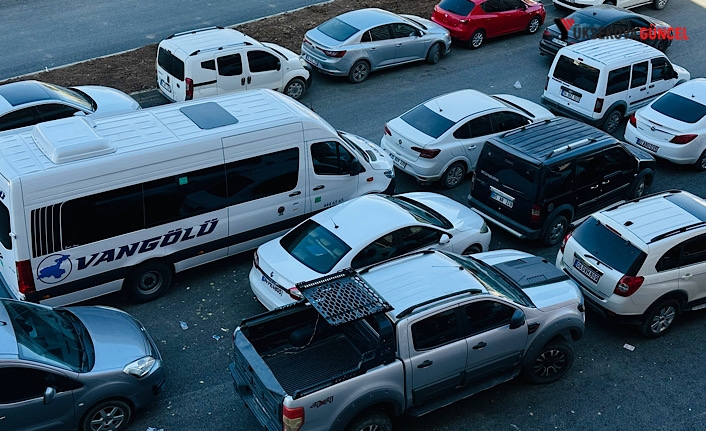 Yüksekova'nın Kalbi Otoparka Döndü: İşlek Noktadaki Araç İşgaline 'Acil Çözüm' Çağrısı