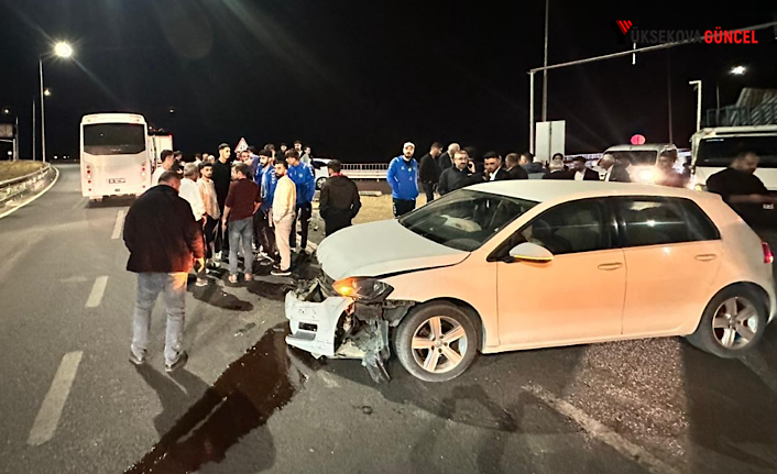 Yüksekova-Van karayolunda Sporcuları Taşıyan Otobüs ile Otomobil Çarpıştı: 1 Kişi Yaralandı