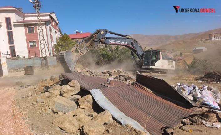 Yüksekova’da Yol Genişletme Çalışmaları Devam Ediyor