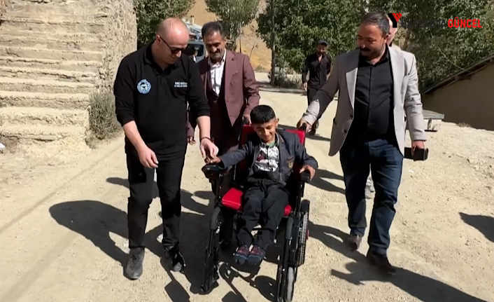 Yüksekova’nın Sınır köyündeki iki özel çocuğun yüzü güldü: Engelliler Derneği'nden hasta Yatağı ve akülü sandalye sürprizi