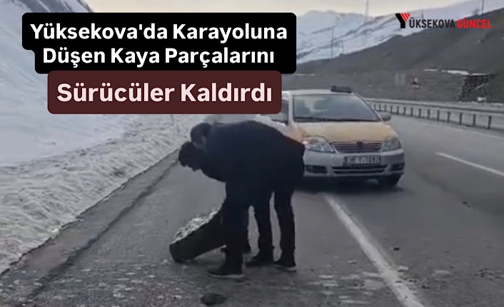 Yüksekova'da Karayoluna Düşen Kaya Parçalarını Sürücüler Kaldırdı