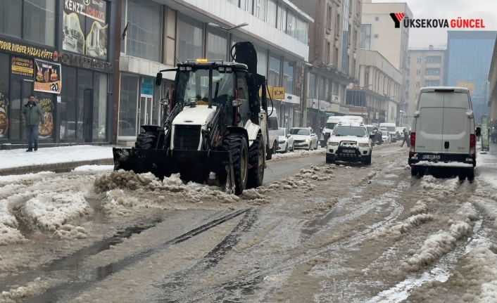 Yüksekova’da Kar Yağışı Sonrası Yoğun Temizlik Mesaisi