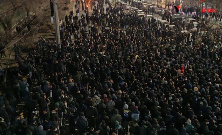 İran'da protestolar 13'üncü günde: Telefon ve internet hatları kesildi