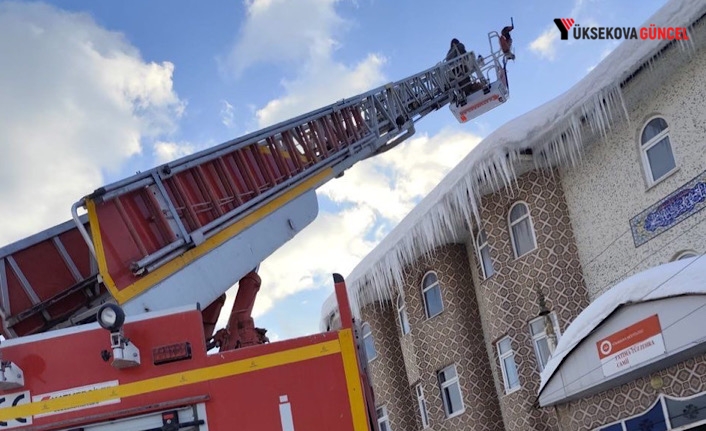 Yüksekova’da Çatı ve Üst Geçitlerde Kar Temizliği Çalışması Yapıldı