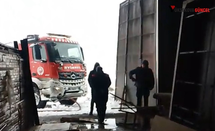 Yüksekova–Şemdinli karayolu Üzerinde İş Yeri Yangını Paniğe Neden Oldu