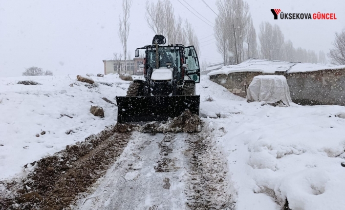Hakkari’de Karla Mücadele Sürüyor: 82 Yerleşim Yerinin Yolu Kapalı