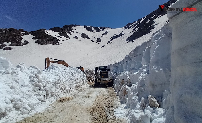 Hakkâri’de Kar Yağışı: 31 Köy ve 66 Mezra Yolu Ulaşıma Kapandı
