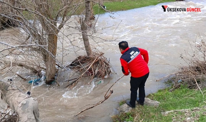 Şemdinli’de dereye düşen çocuk aranıyor