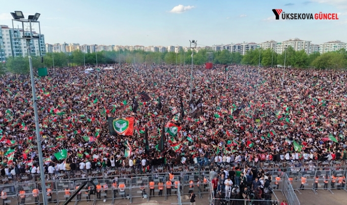 Diyarbakır’a Mayıs ayında Newroz’u getirdiler: Yüz binler Amedspor için meydanda