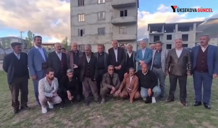 Hakkari’de “300 Kişi AK Parti’ye Geçti” İddiasına Köylülerden Tepki: “Bir Torba Makarnaya Parti Değiştirmeyiz”