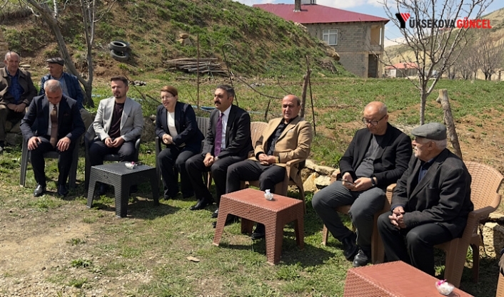 Yüksekova Belediyesi Eşbaşkanları Kırmızıgül ile Diri evi yanan aileyi ziyaret etti